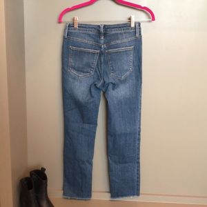 HIGH RISE DISTRESSED STRAIGHT CROP